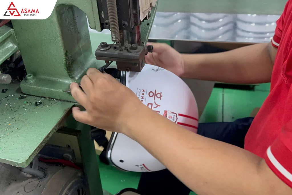 Công đoạn đóng quai nón chắc chắn