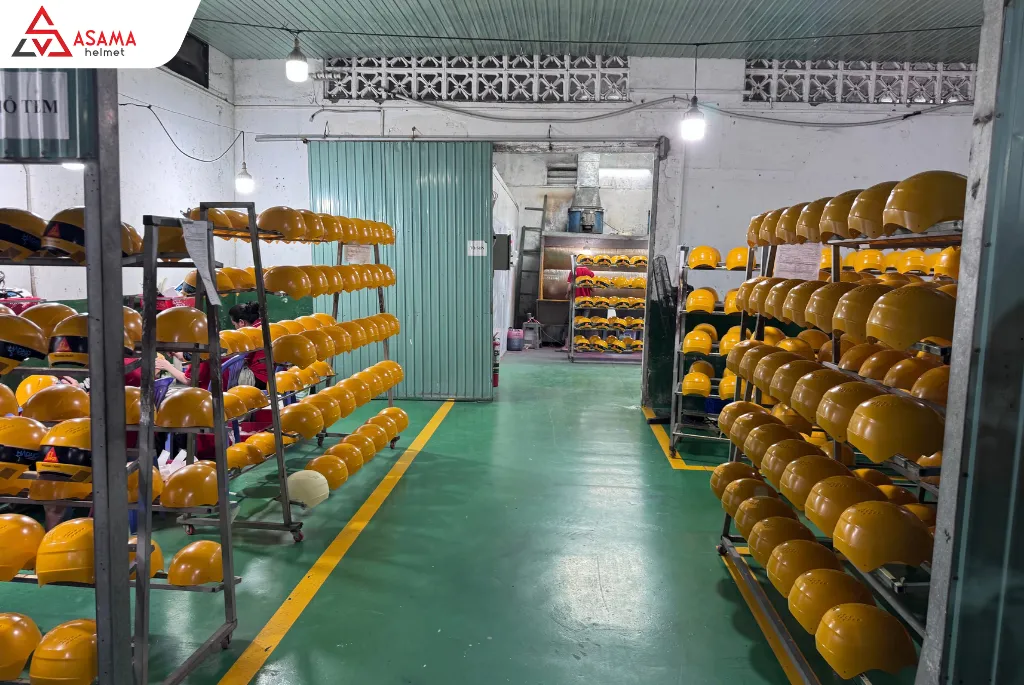 Xưởng mũ bảo hiểm sản xuất số lượng lớn
